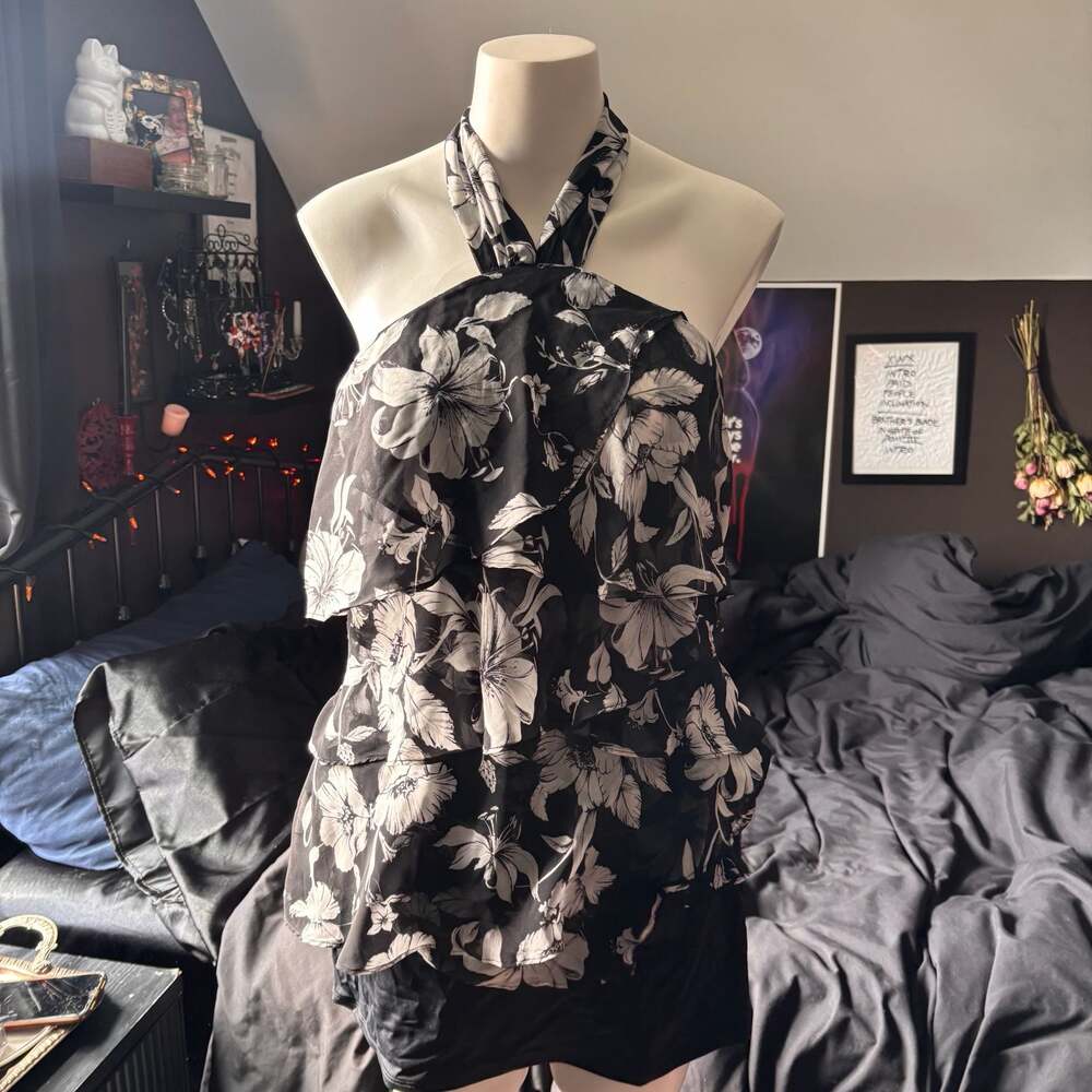 Size medium (more of a large) White House Black Market black & white flowy asymm